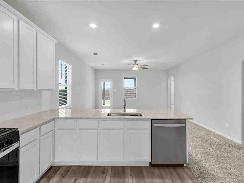 521 Harbor Oaks Dr - Photo 4 of 15