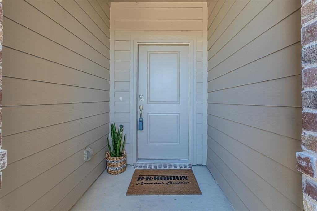 736 Thorncreek Dr - Photo 2 of 40