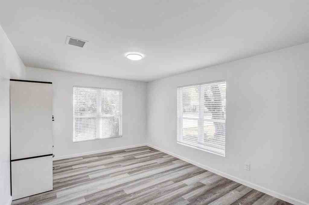 322 Ne 29th St - Photo 4 of 19