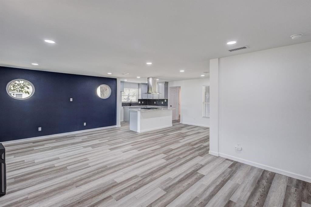 322 Ne 29th St - Photo 5 of 19