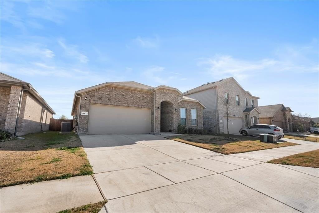 16032 Farringdon St - Photo 2 of 36