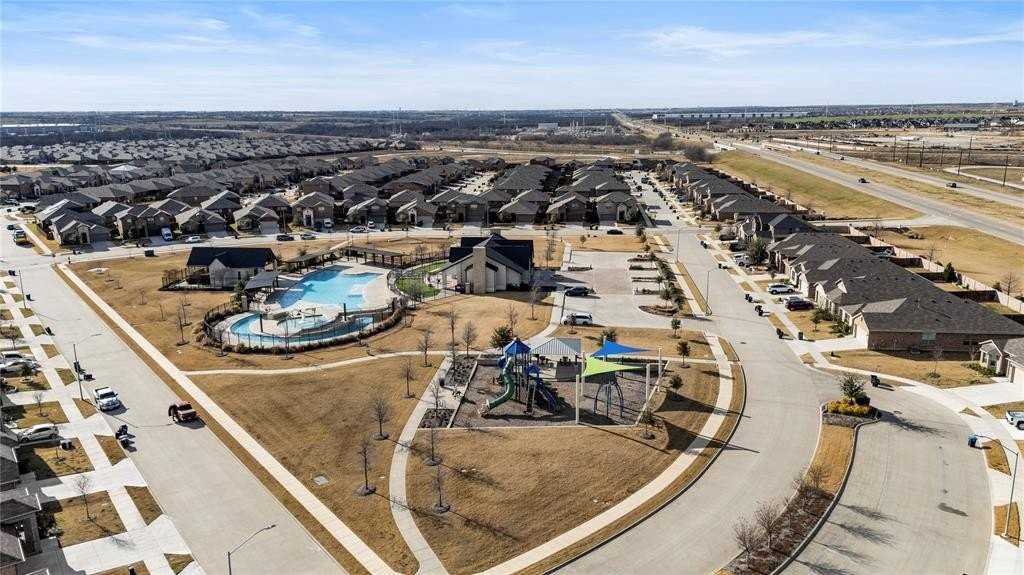 16032 Farringdon St - Photo 4 of 36