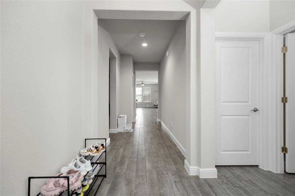 16032 Farringdon St - Photo 5 of 36