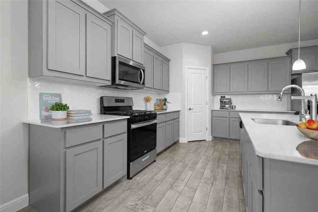 16032 Farringdon St - Photo 7 of 36