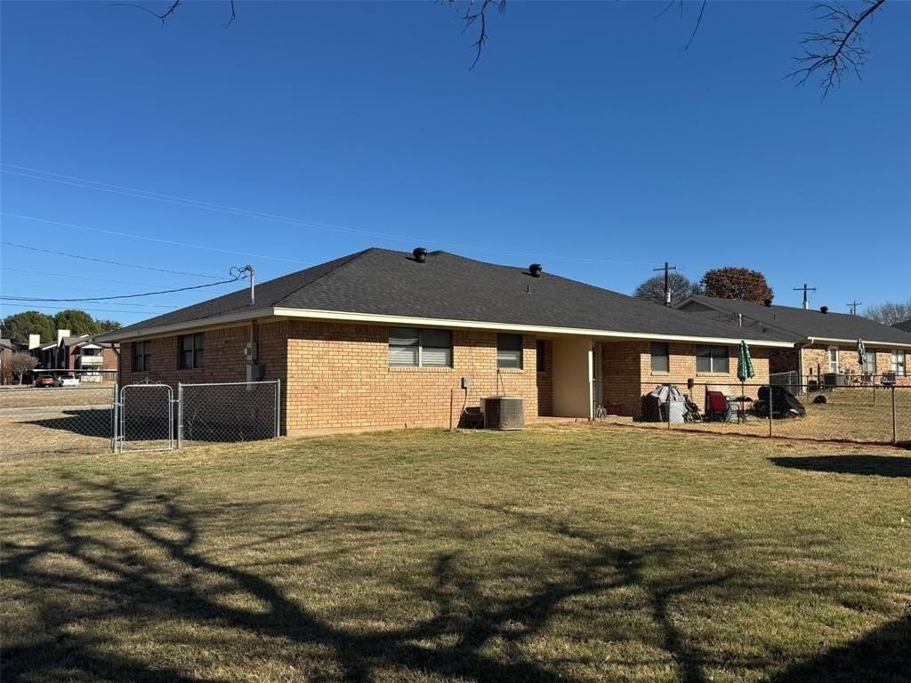 1002 Harbor Lakes Dr - Photo 2 of 36