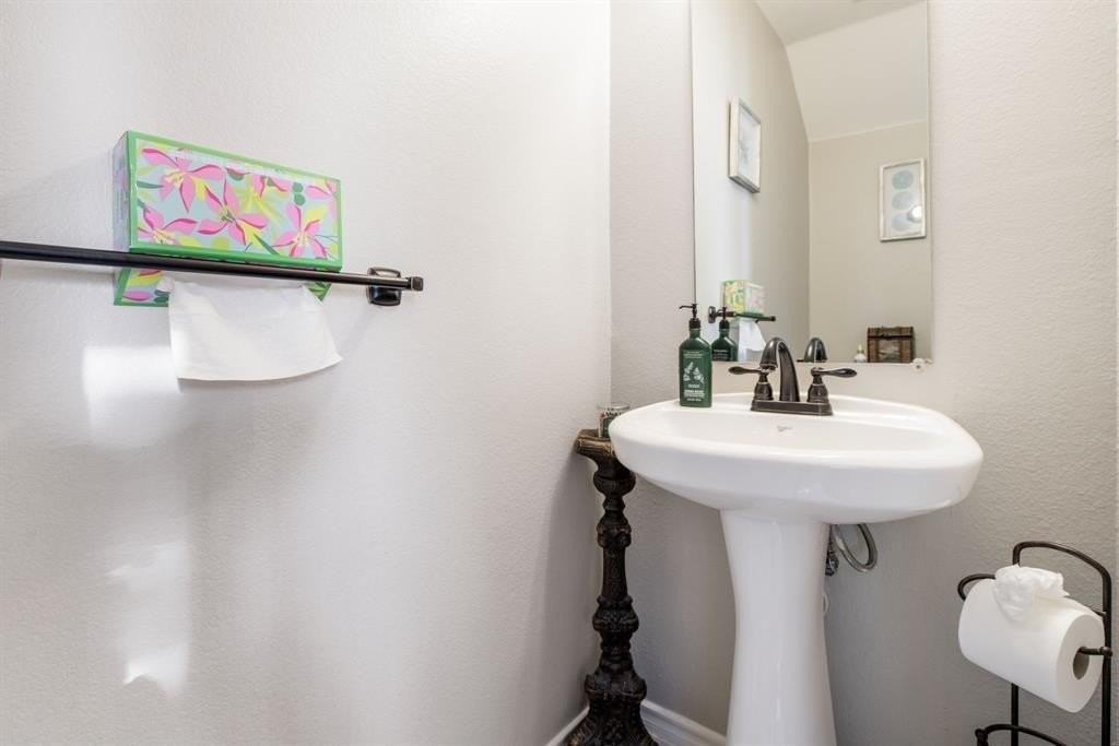 9601 Euclid Dr - Photo 7 of 28