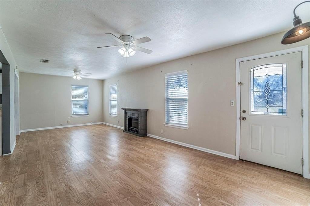 900 Elizabeth Blvd - Photo 3 of 17