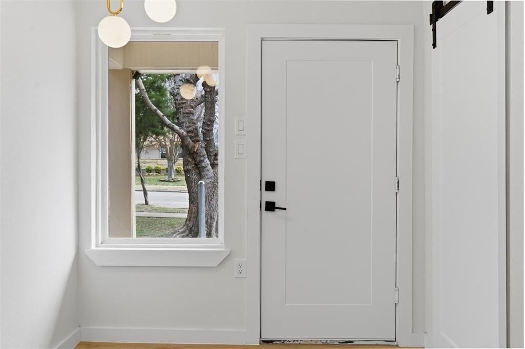 617 Ouida St - Photo 3 of 24