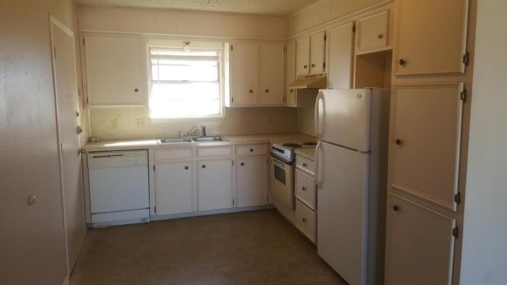 1049 Presidio Dr - Photo 3 of 8