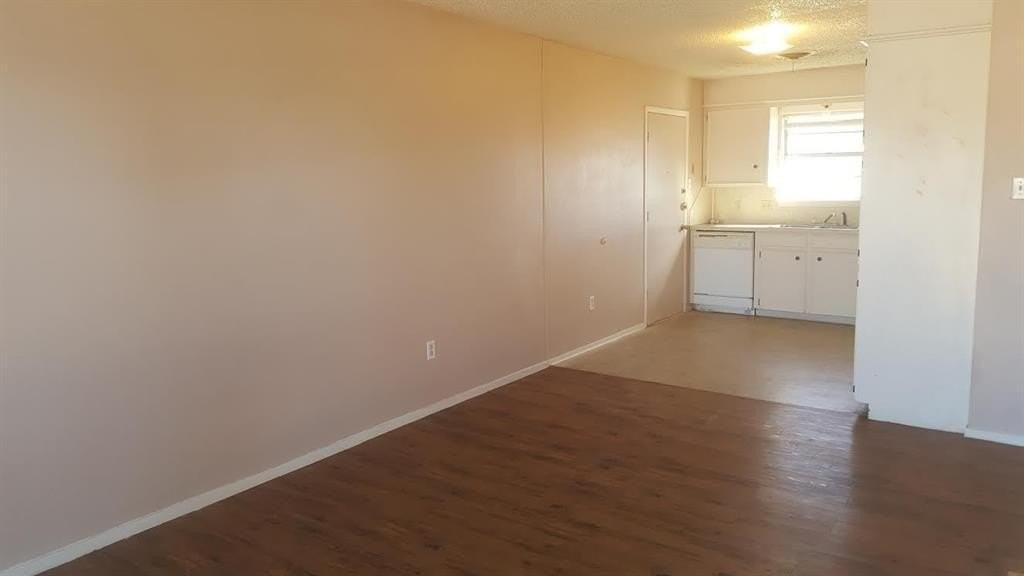 1049 Presidio Dr - Photo 6 of 8