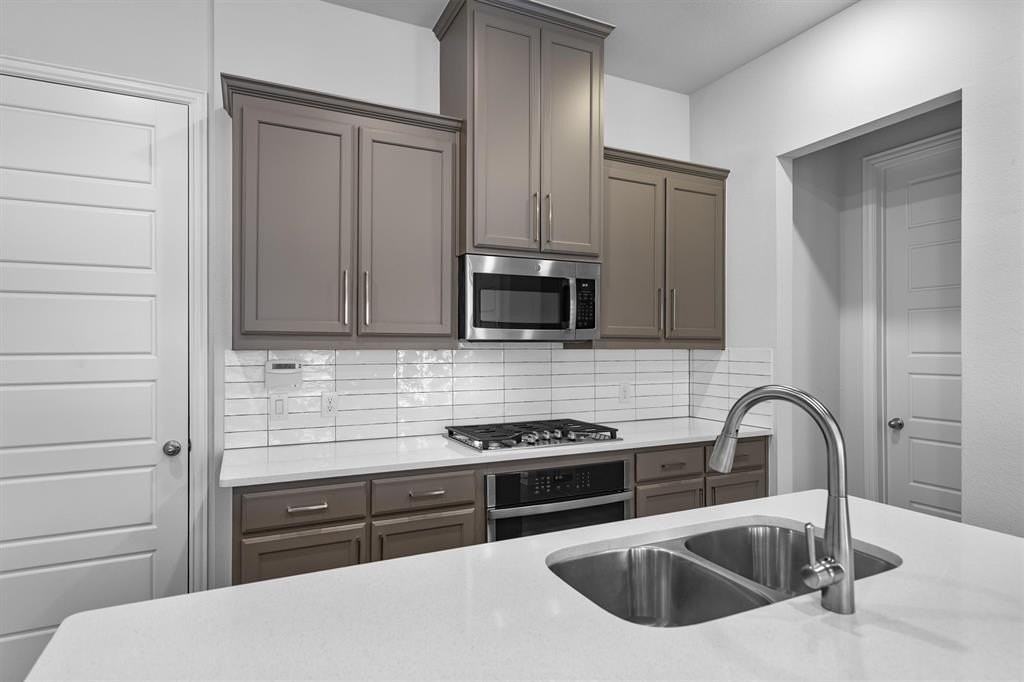 4929 Barcelona Ave - Photo 6 of 35