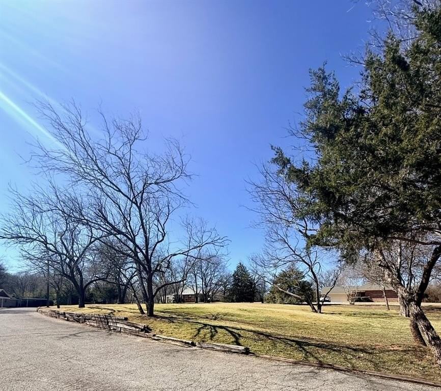 946 E 3rd St - Photo 4 of 4