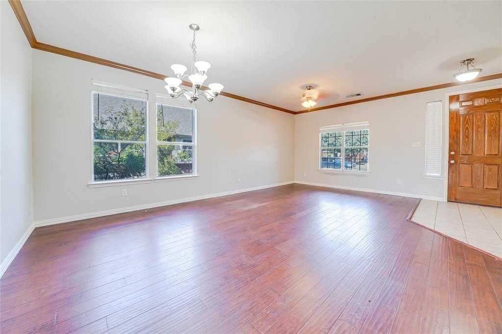 8273 Robertson Dr - Photo 6 of 32