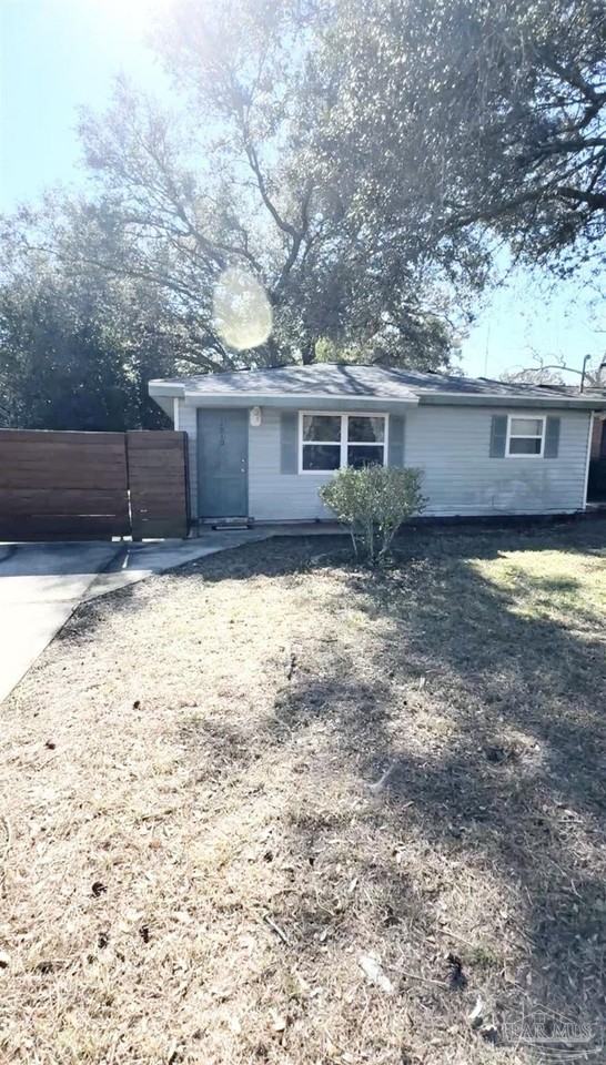 1010 Hawthorn Dr - Photo 2 of 21