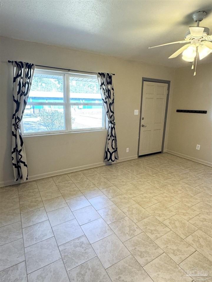 1010 Hawthorn Dr - Photo 3 of 21