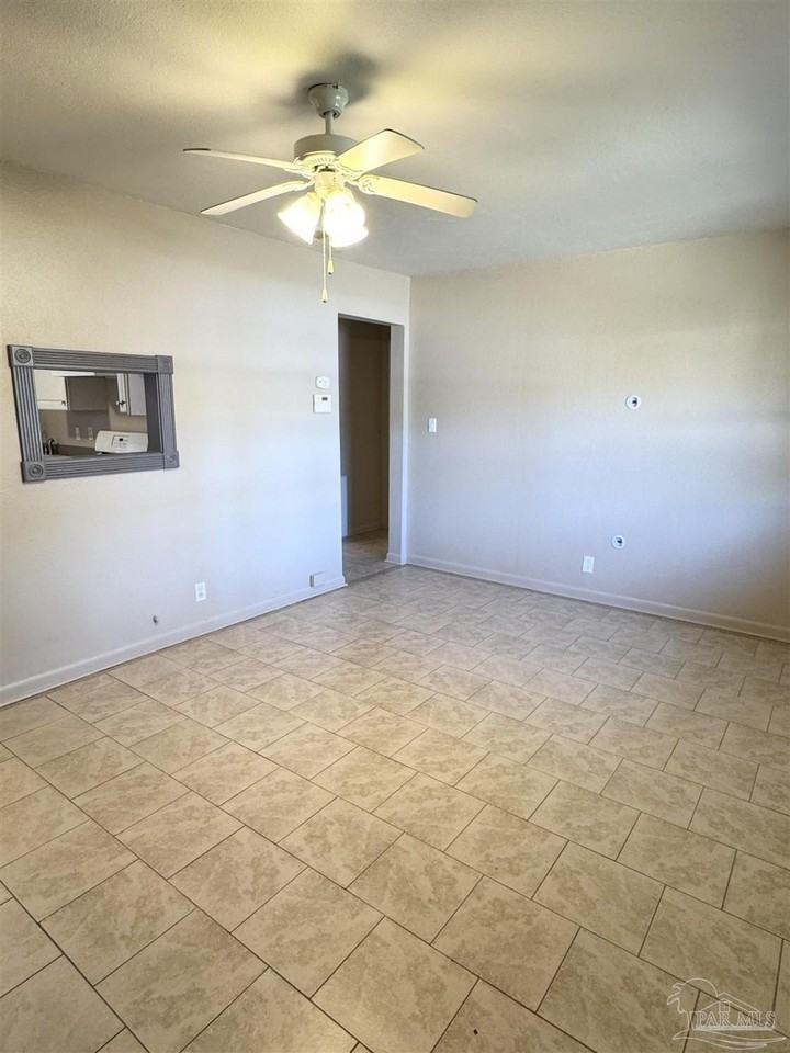 1010 Hawthorn Dr - Photo 4 of 21