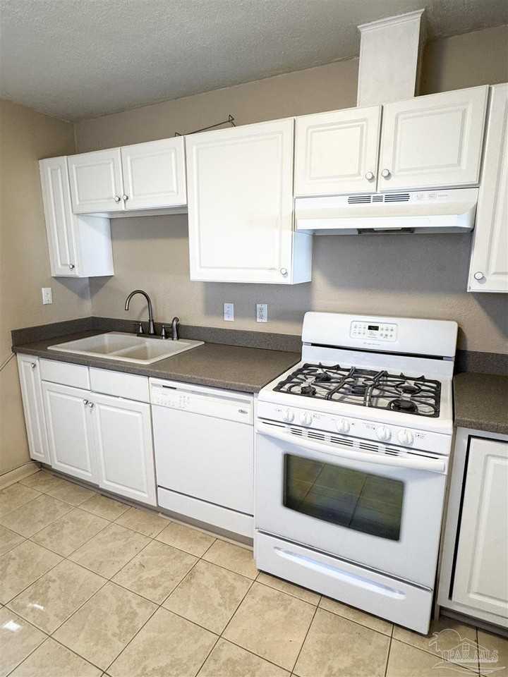 1010 Hawthorn Dr - Photo 5 of 21