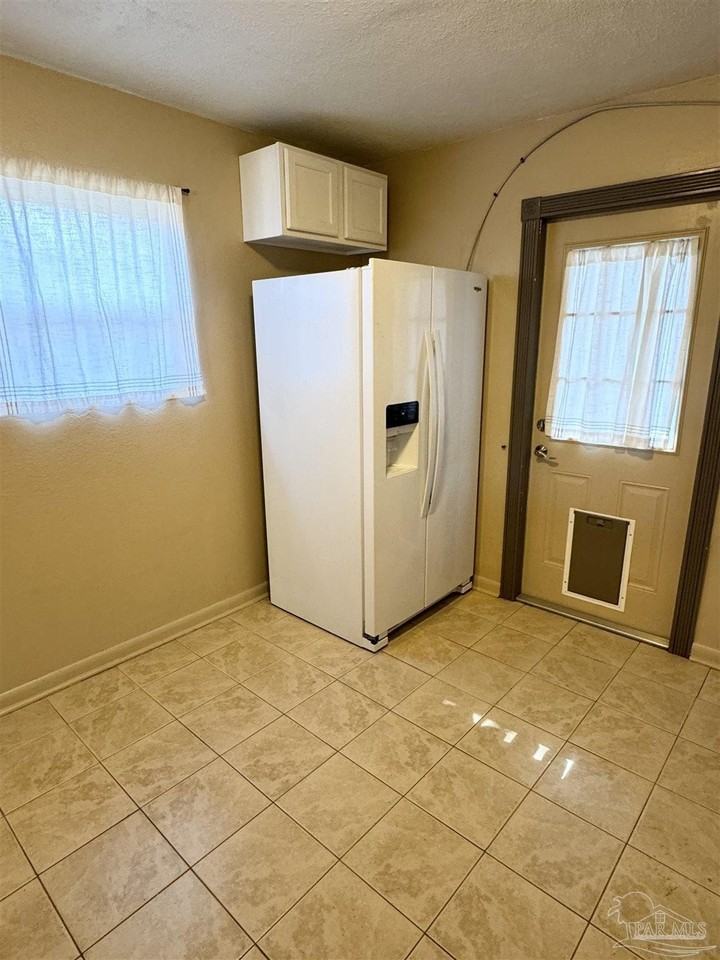 1010 Hawthorn Dr - Photo 6 of 21