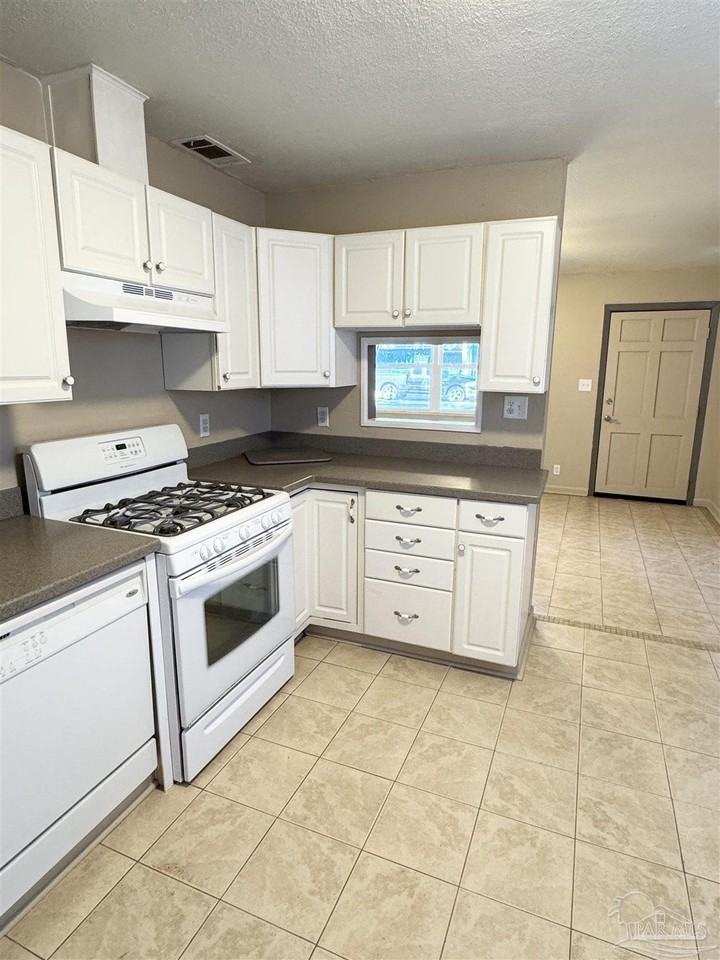 1010 Hawthorn Dr - Photo 7 of 21