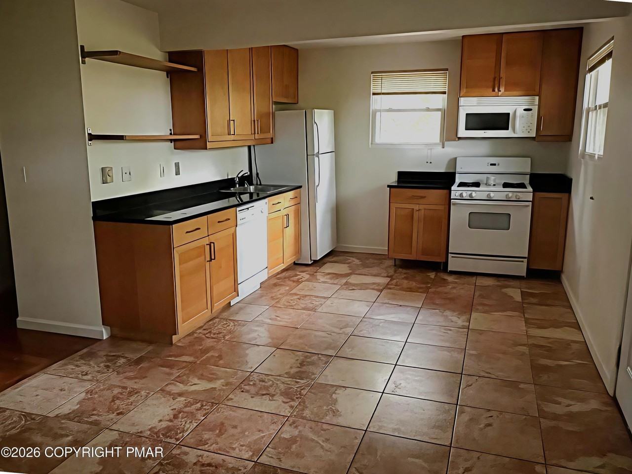 124 Saunders Dr - Photo 2 of 43