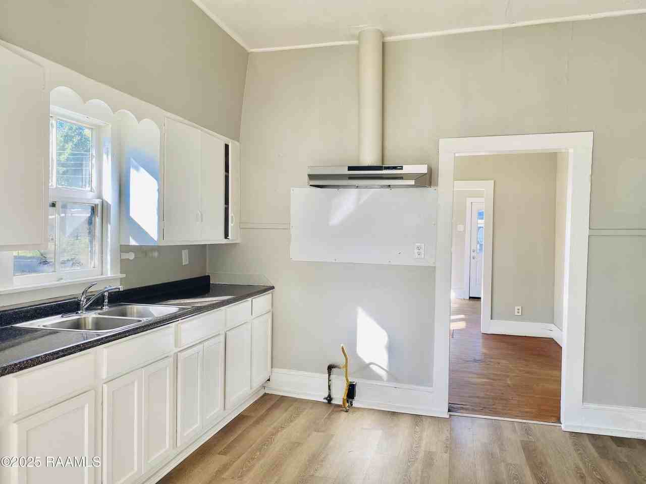 137 S Saint Antoine St - Photo 2 of 11