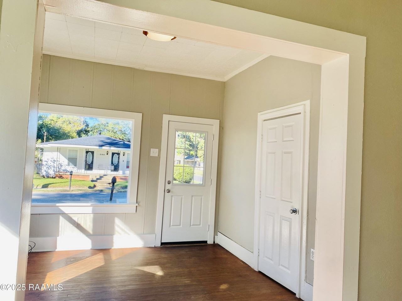 137 S Saint Antoine St - Photo 4 of 11