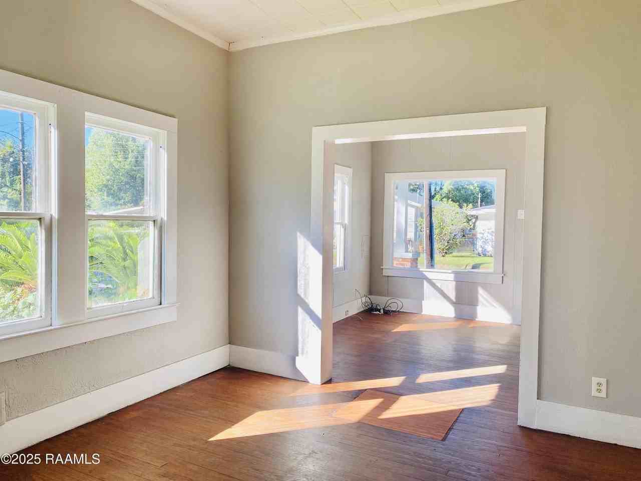 137 S Saint Antoine St - Photo 5 of 11