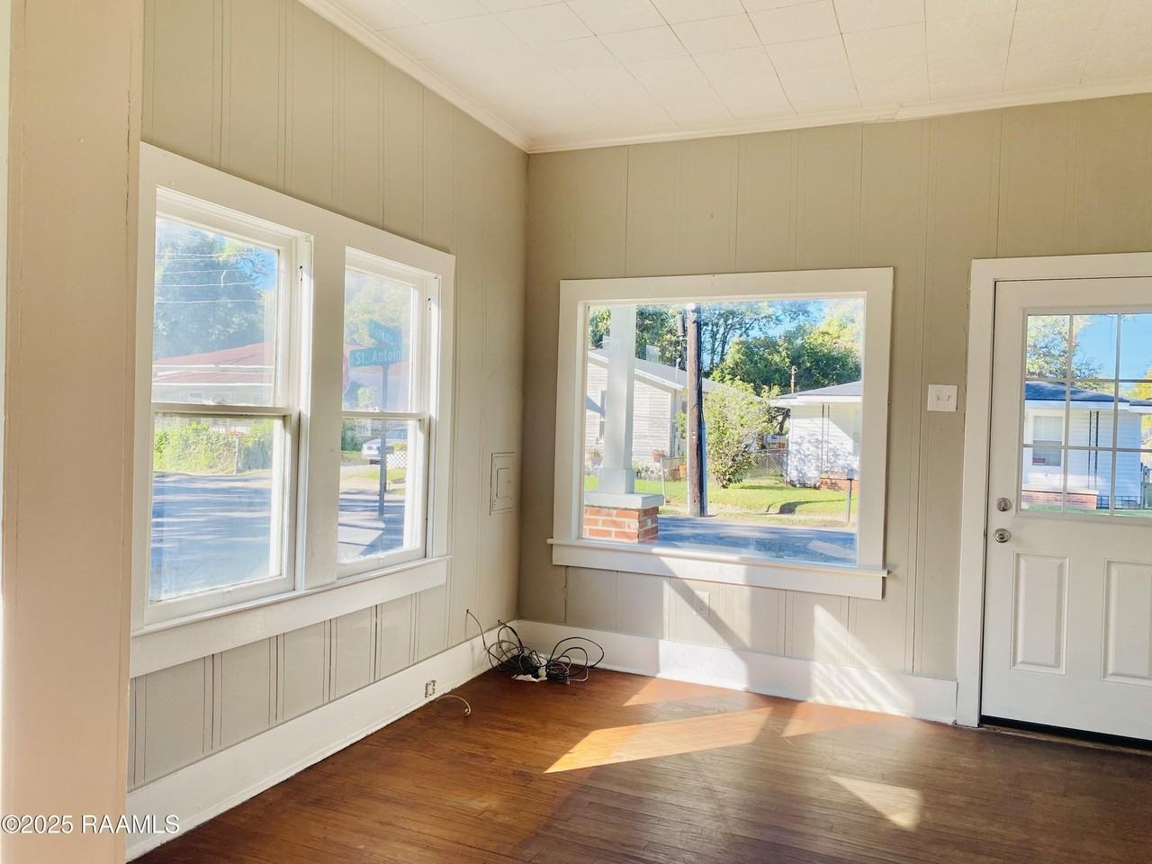 137 S Saint Antoine St - Photo 6 of 11