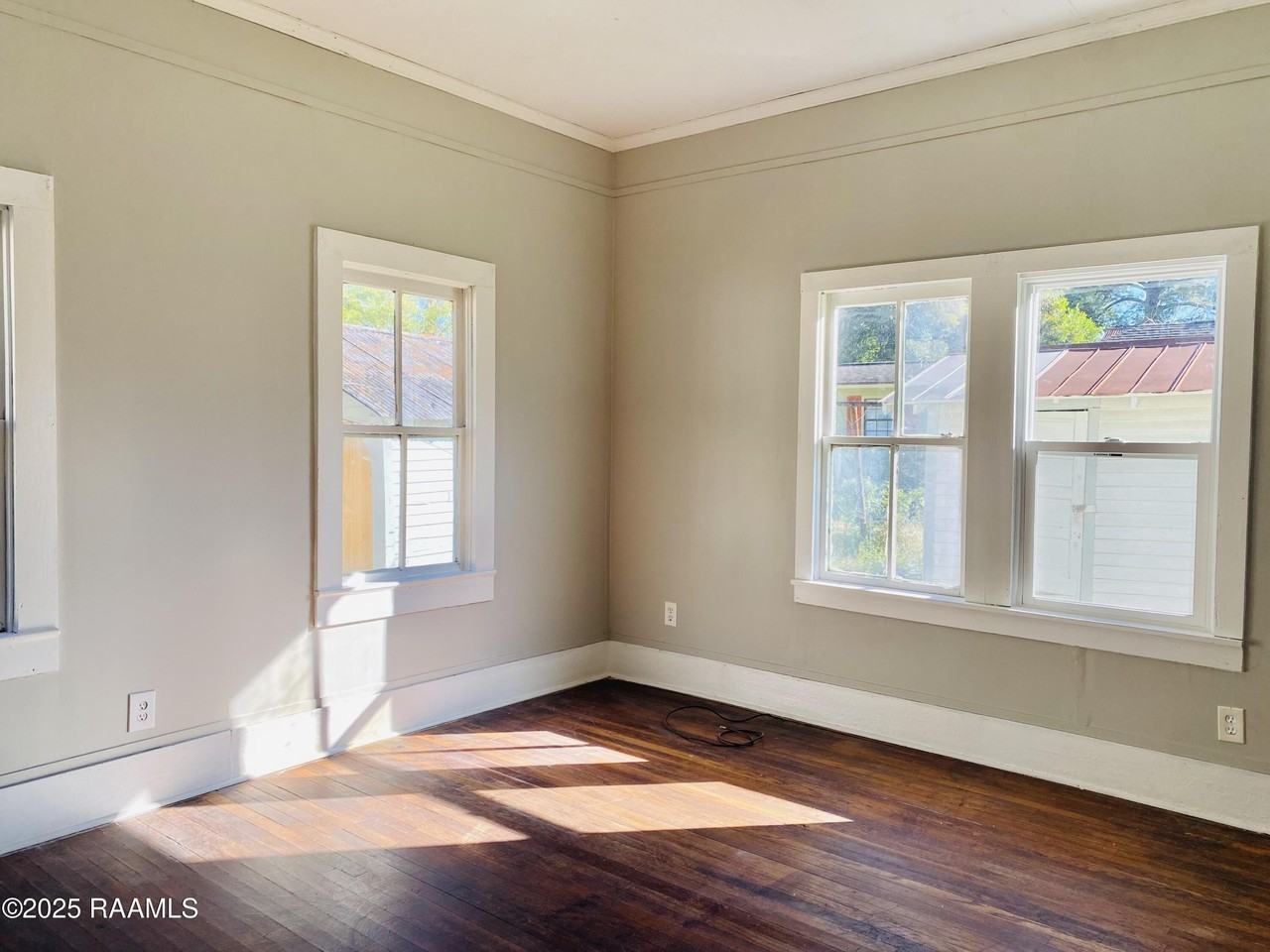 137 S Saint Antoine St - Photo 7 of 11