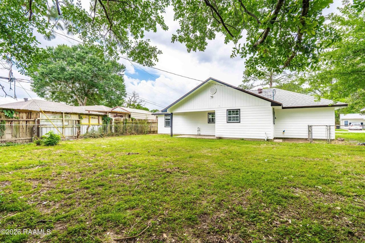 906 Priscilla Ln - Photo 2 of 13