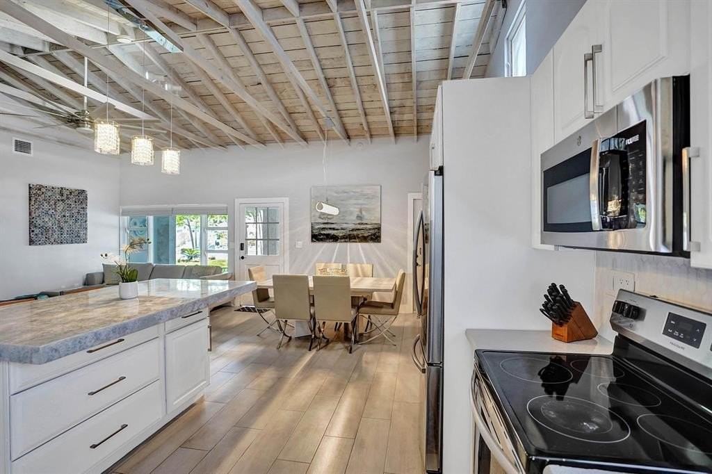 1040 Ne 16th Ter - Photo 5 of 47