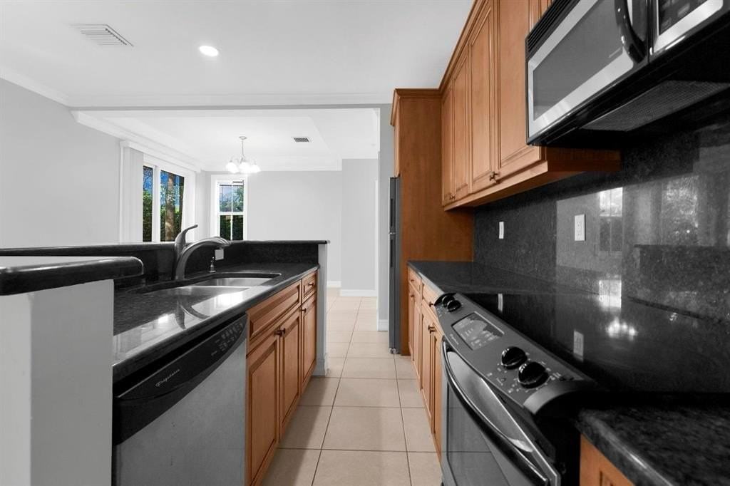 1920 Sw 29th Ave #1920 - Photo 4 of 20