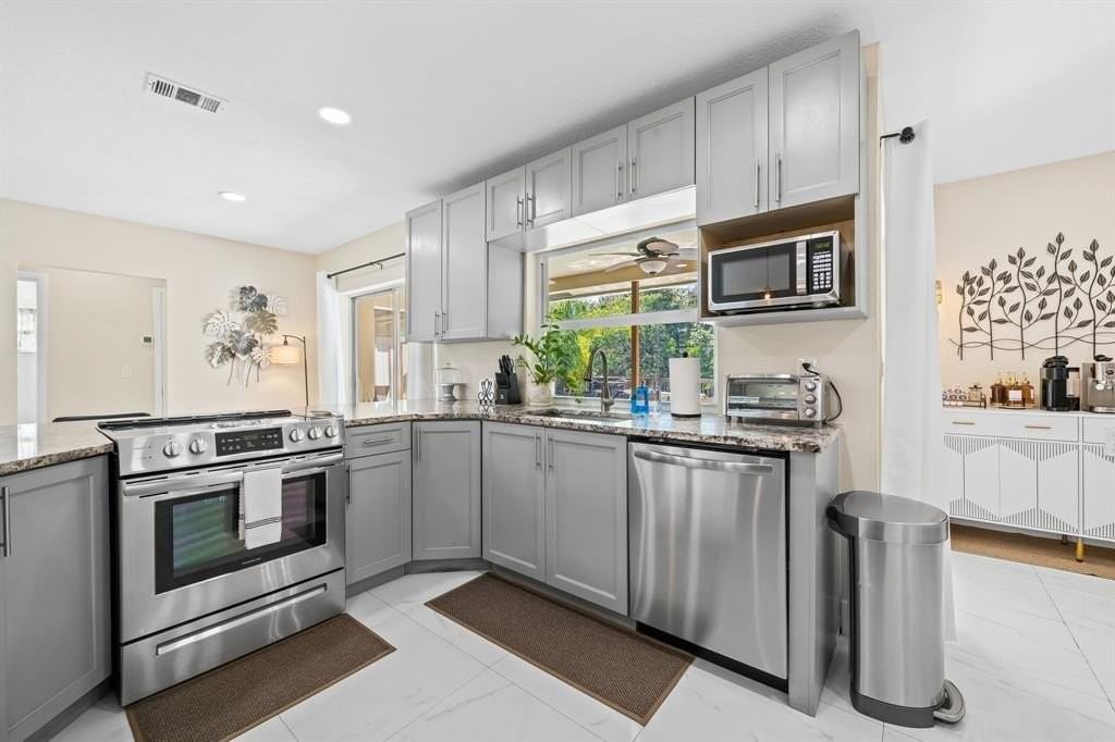 1724 Nw 36th Ct - Photo 3 of 33