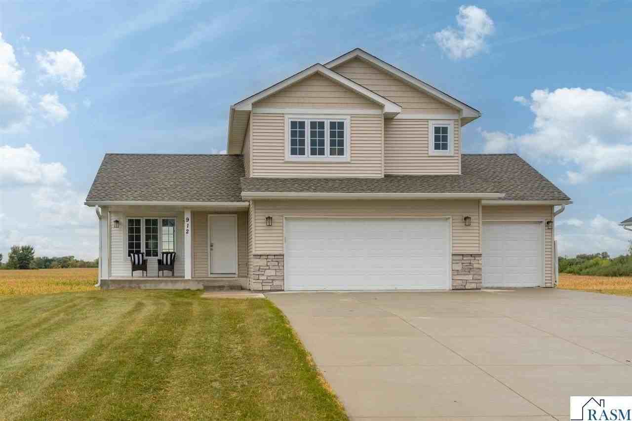 912 Three Lakes Ct - Photo 2 of 33