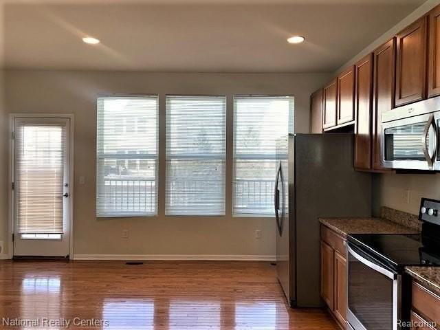 28080 Hewes Ln - Photo 3 of 17