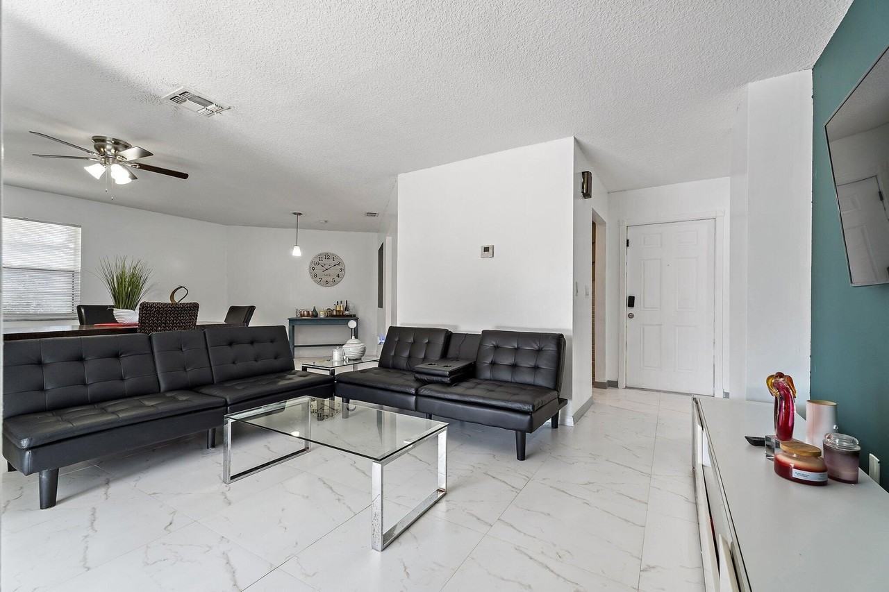 552 Sw Banks Ter - Photo 5 of 33