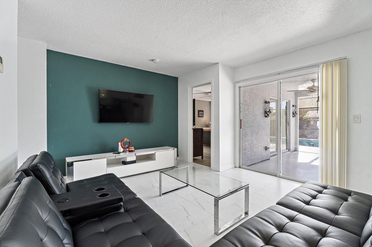 552 Sw Banks Ter - Photo 7 of 33