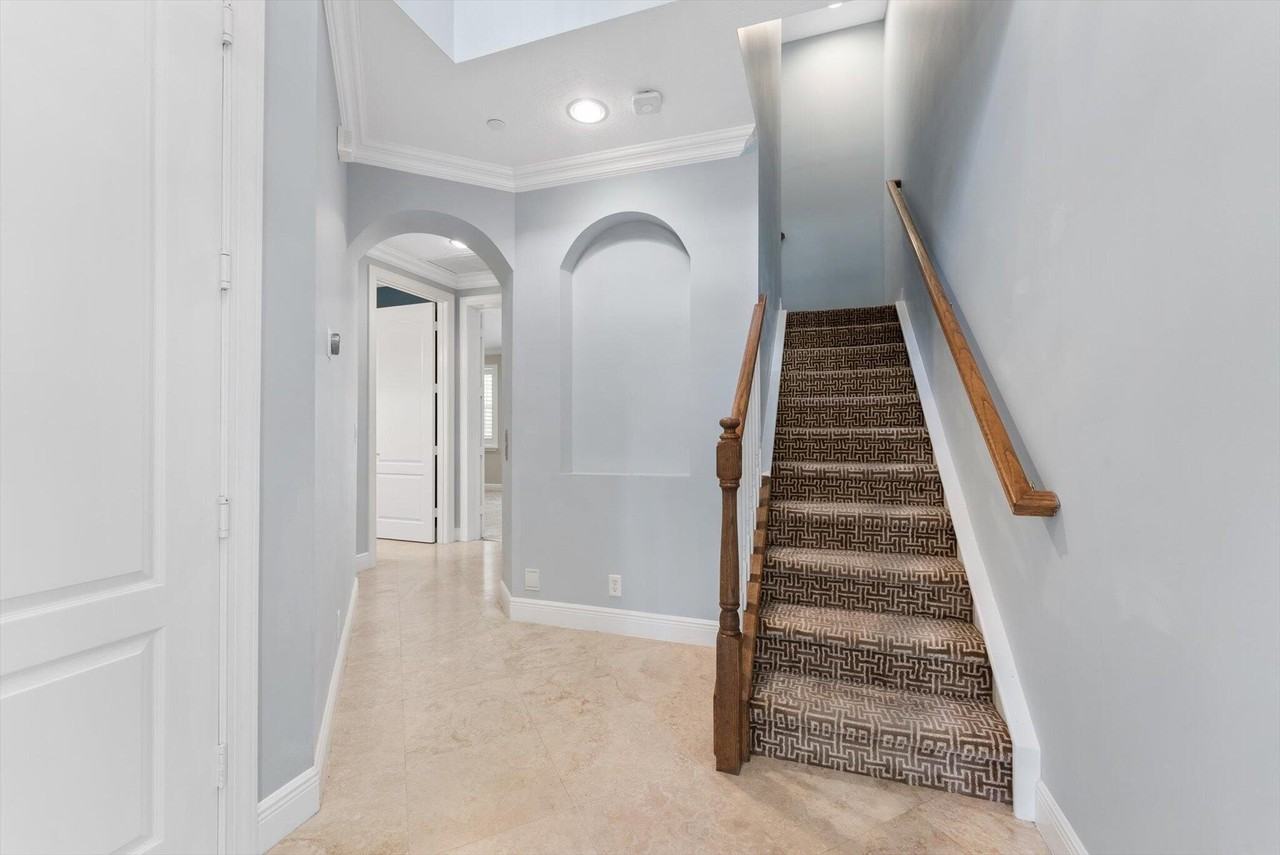 604 Ne Francesca Ln - Photo 3 of 50