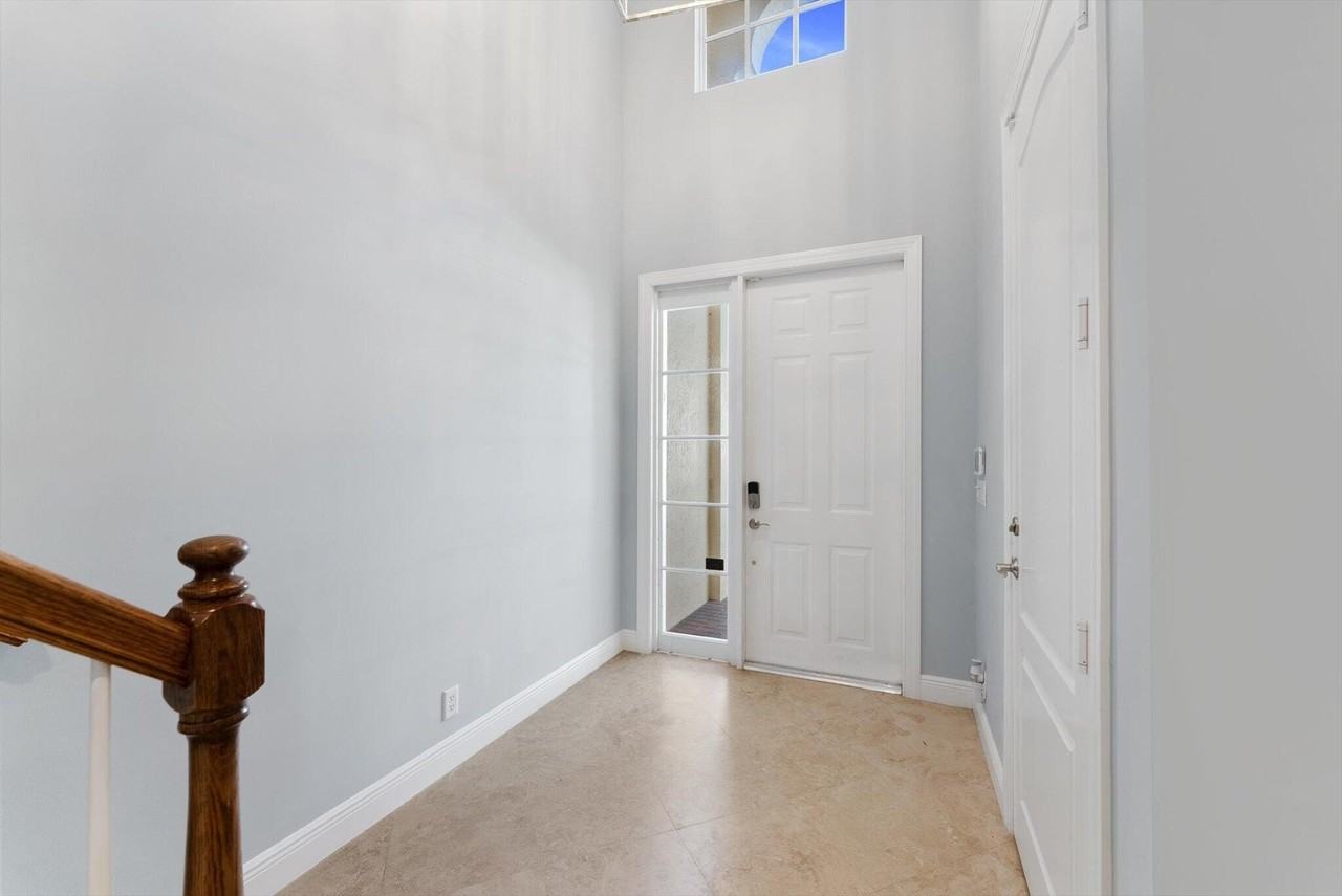 604 Ne Francesca Ln - Photo 4 of 50