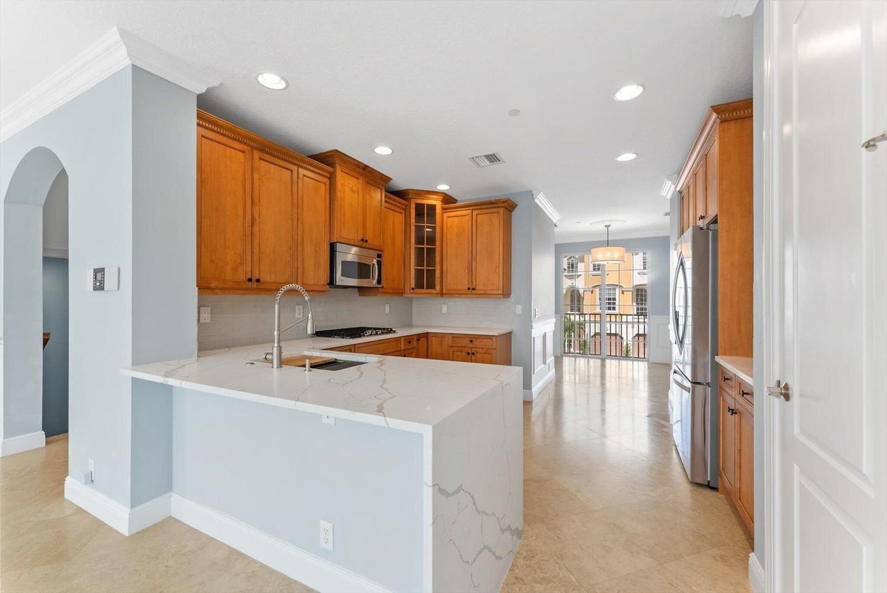 604 Ne Francesca Ln - Photo 5 of 50