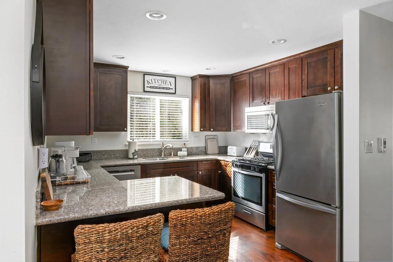 4489 Bertha St - Photo 4 of 36