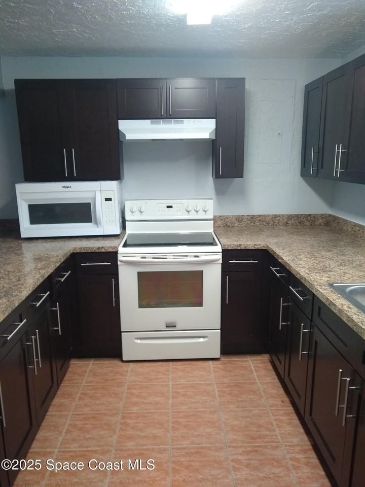 213 Martin St - Photo 2 of 2