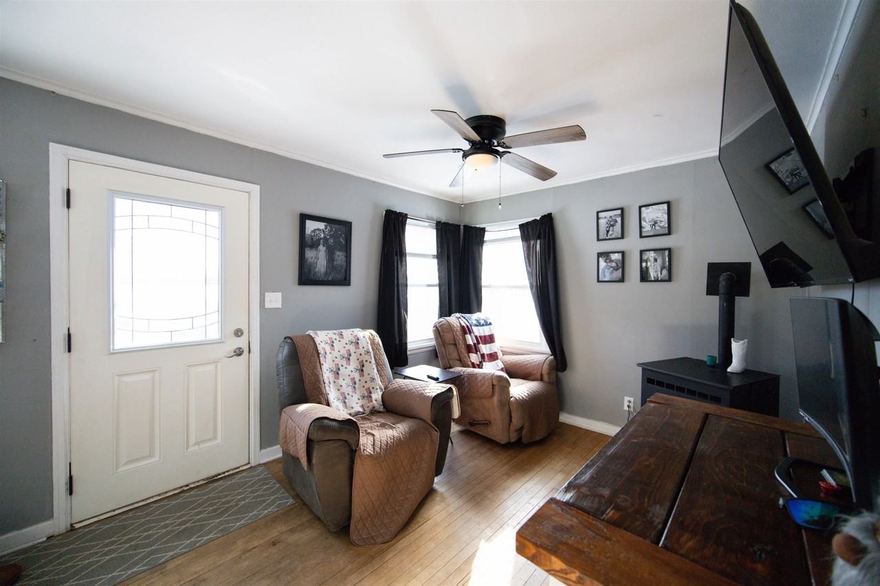 713 Oak St - Photo 4 of 19