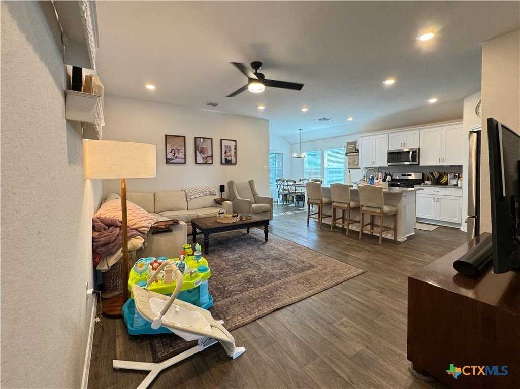 380 Deborah Dr - Photo 5 of 21