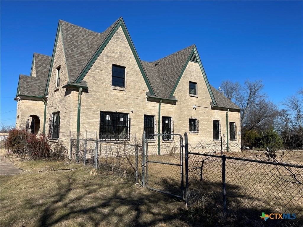 111 W Fowler Ave - Photo 3 of 20