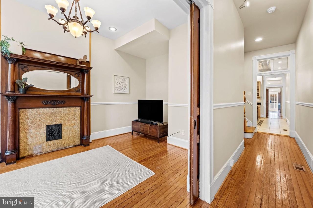 1402 Light St - Photo 4 of 50