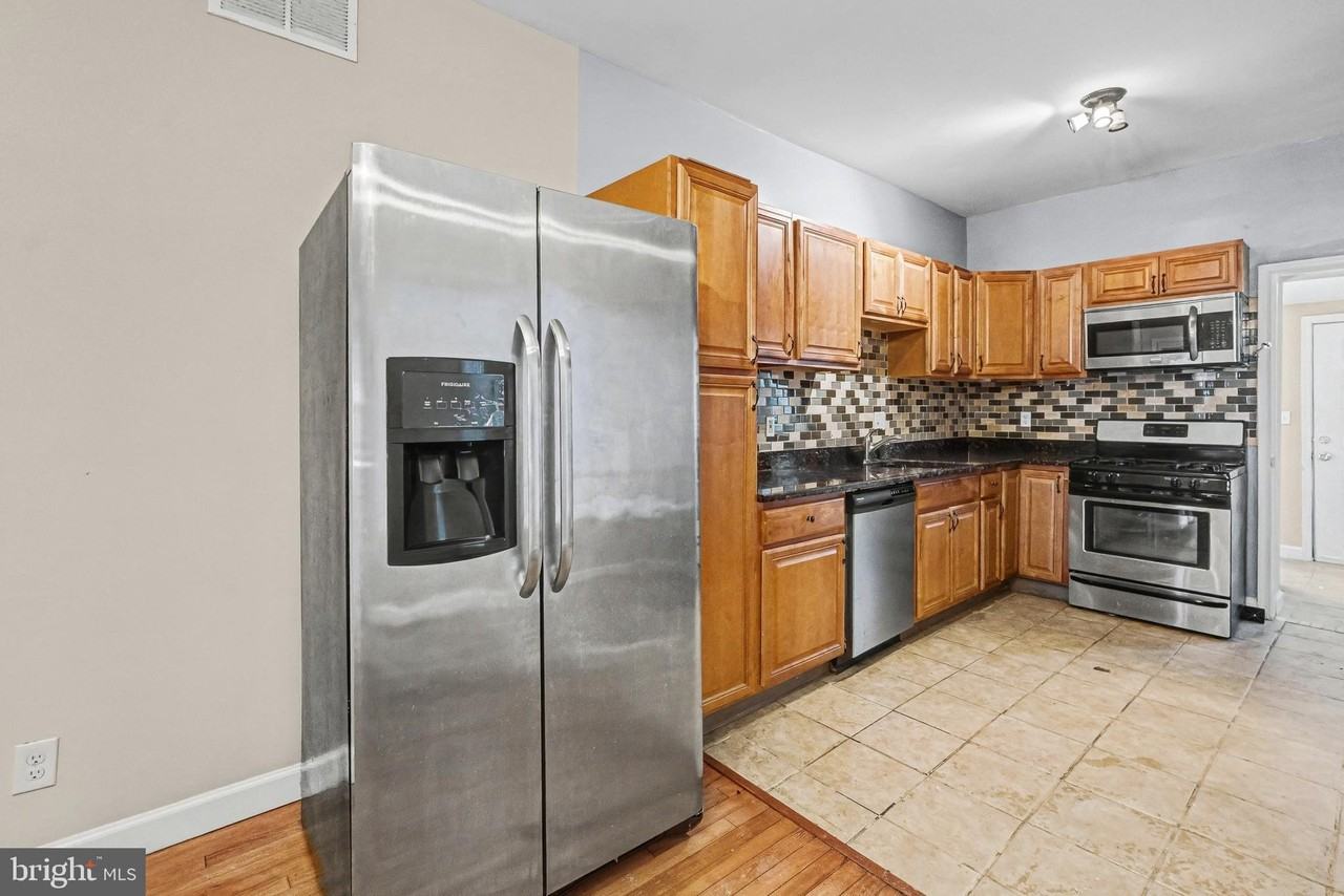 407 W 28th St - Photo 3 of 30