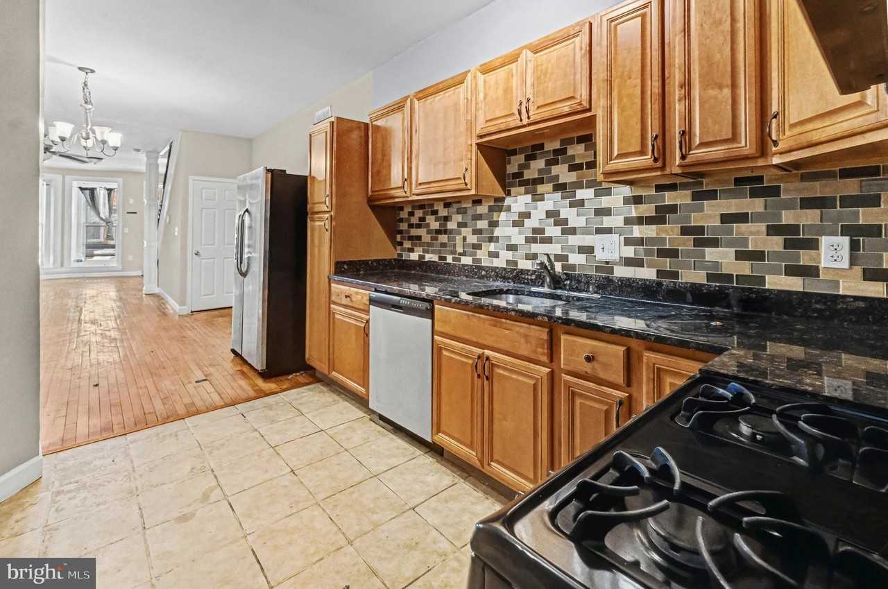 407 W 28th St - Photo 4 of 30