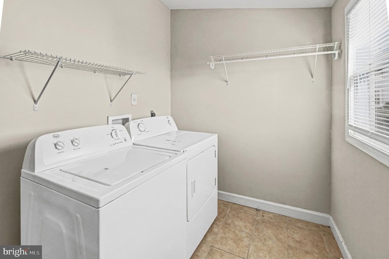 407 W 28th St - Photo 5 of 30