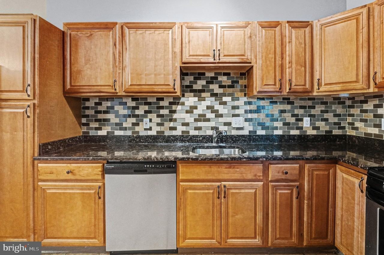 407 W 28th St - Photo 6 of 30